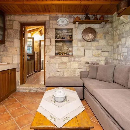 Stone House With Garden Near The Apartment Petalídhion
