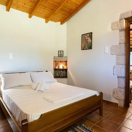 Stone House With Garden Near The Petalídhion