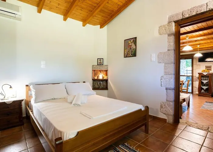 Stone House With Garden Near The Petalídhion