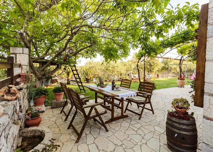Stone House With Garden Near The Petalídhion