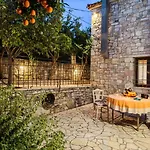 Appartement Stone House With Garden Near The