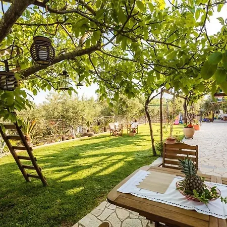 Apartmán Stone House With Garden Near The *