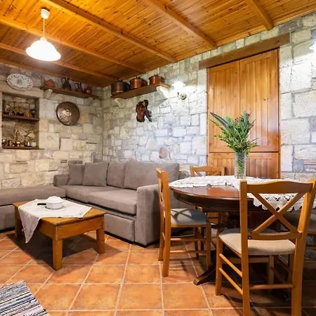Apartmán Stone House With Garden Near The *