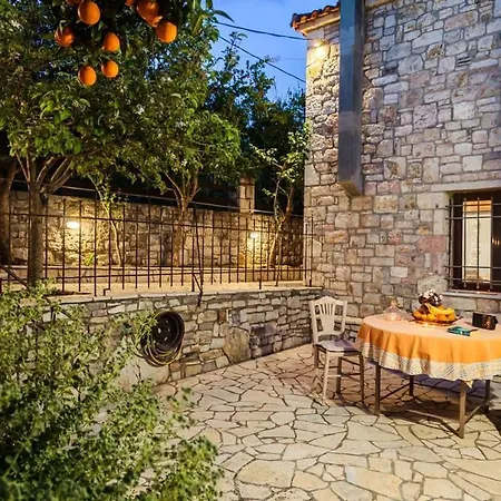 公寓 Stone House With Garden Near The