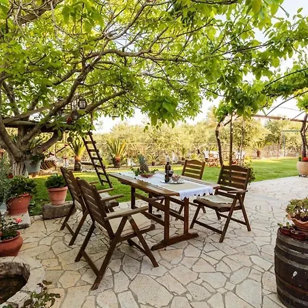Stone House With Garden Near The Petalídhion