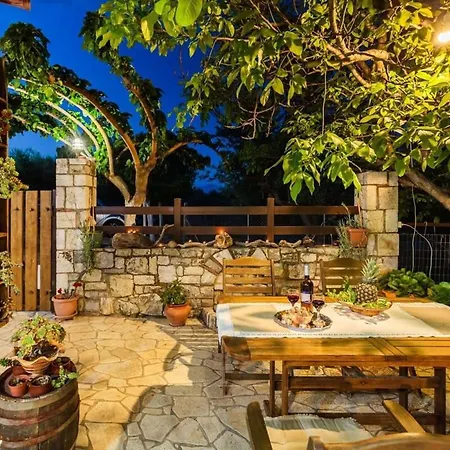 Stone House With Garden Near The Lejlighed *